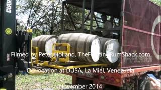 preview picture of video 'Unloading rum barrels at DUSA'