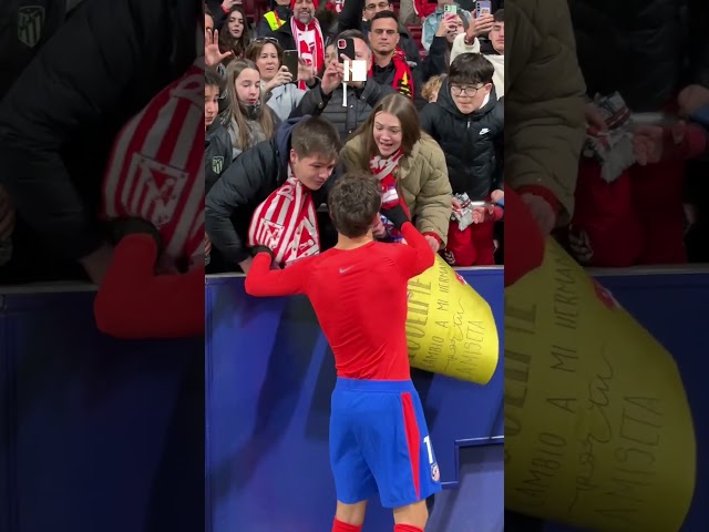 Vídeo relacionado con JYC CREATIVE Bufanda Oficial del Equipo de Fútbol, Equipación Oficial Fútbol Madrid, del Atlético Madrid, para Regalo, Celebraciones, (ATMadrid4, Talla única)