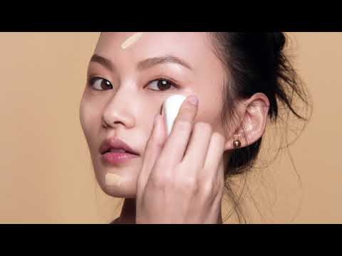 GUERLAIN L’Essentiel Natural Glow Foundation natūralaus švytėjimo suteikianti kreminė pudra SPF 20, atspalvis: 00N Porcelain, 30 ml video