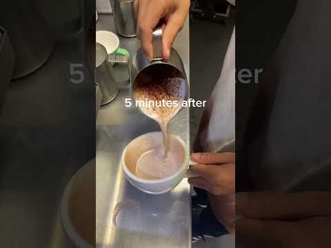 Vamos treinar um barista. #coffeetime #latteart #coffeetraining #baristalife #youngbarista