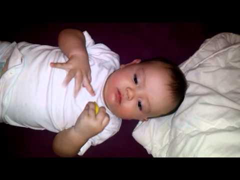 Jennifer isst eine Zitrone