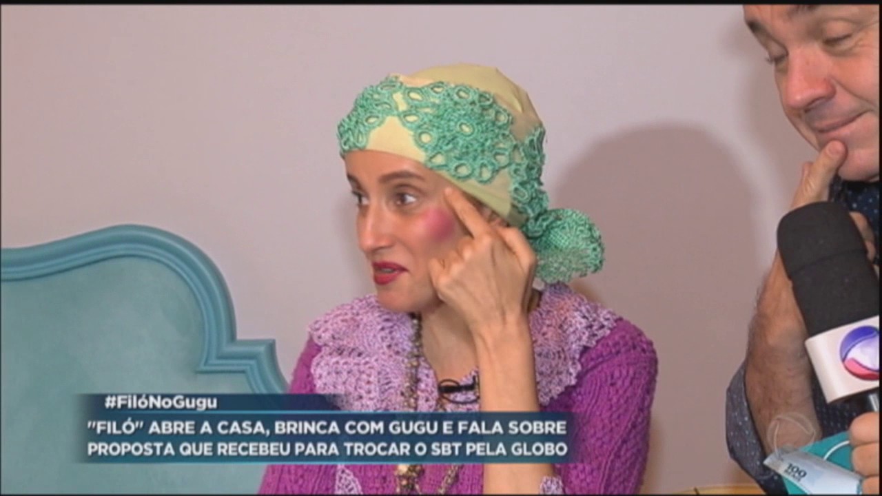 Personagem Filó mostra a casa da atriz Gorete Milagres e participa de brincadeira clássica de Gugu