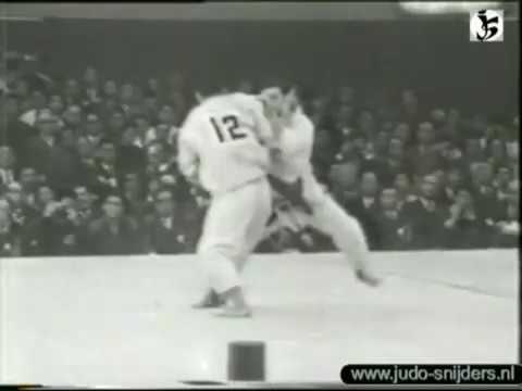 Judo Tokyo 1964 Isao Inokuma JPN   Jong Dal Kim KOR