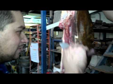 Cortando jamon con navaja de curro jimenez