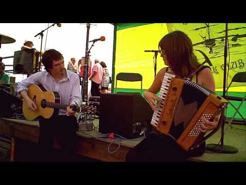 Shona Kipling & Andrew Watt play some reels at Leigh Folk Festival 28.06.2009