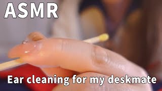 A sleep aid novice cleans his deskmate's ears with a stick. A quick tapping experience!