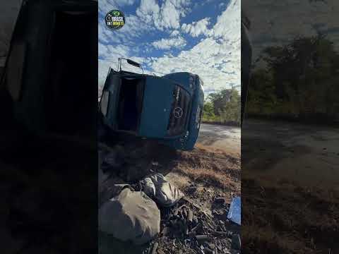Caminhão carregado de carvão tomba em rotatória de Jaíba (MG) e destrói a carga #notícias
