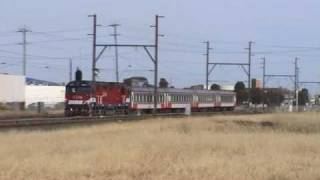preview picture of video 'Australian trains : V/Line passenger and Comeng EMU'