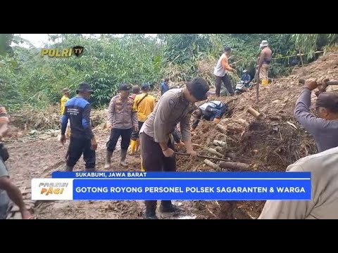 POLSEK SAGARANTEN BERSIHKAN MATERIAL LONGSOR DI JALAN KAMPUNG DEMPROT SUKABUMI