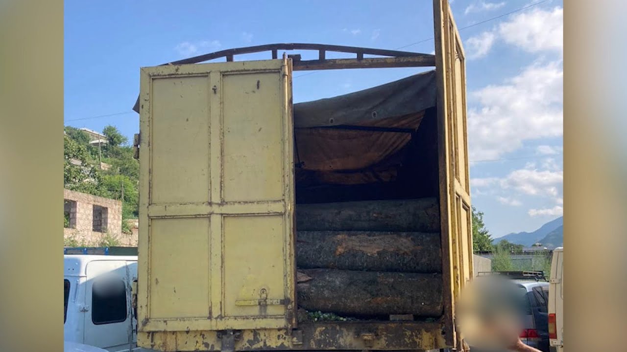 «ԿամԱԶ»-ը բարձված էր հաճարենու գերաններով. արտադրամասի սեփականատերը ձերբակալվել է