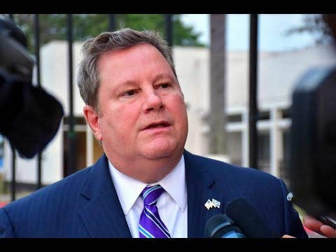 Mike Hammer equivoca funciones: Representa a Pentón, no a EE.UU