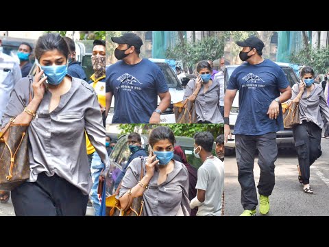 Shahrukh Khan Manager Pooja Dadlani & Bodyguard Ravi arrived at Session Court.