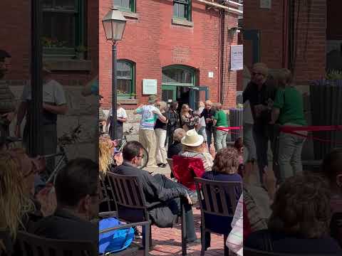 Enjoy live Jazz Music every weekend in the Distillery district, old Toronto 😍💃🏻🕺🏻