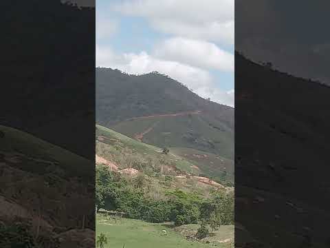 formato de um cachorrinho em meio a montanhas natureza é incrível    Conselheiro pena m.g
