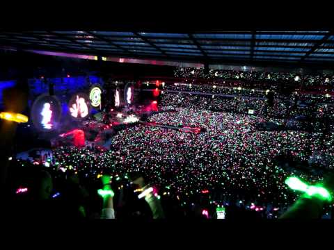 download lagu mp3 mp4 Coldplay Glowing Wristbands, download lagu Coldplay Glowing Wristbands gratis, unduh video klip Coldplay Glowing Wristbands