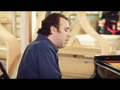 Live from the factory floor – Chilly Gonzales performing "White keys" in Hamburg