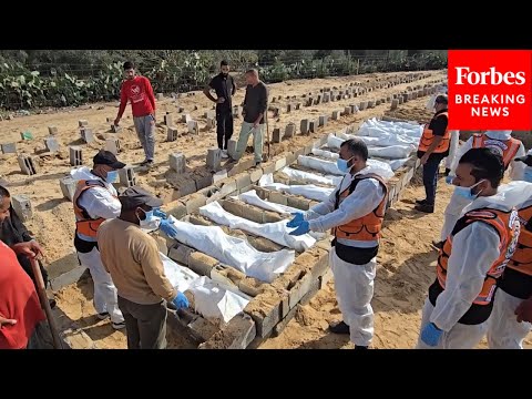 Gazan Civil Defense Forces Bury Palestinians Returned By Israel