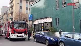 Milano, sbaglia manovra e sfonda il garage: il video dell'automobile incastrata a 8 metri di altezza