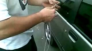 BurglaryInProgress.com - Shoestring Unlocks Car Door