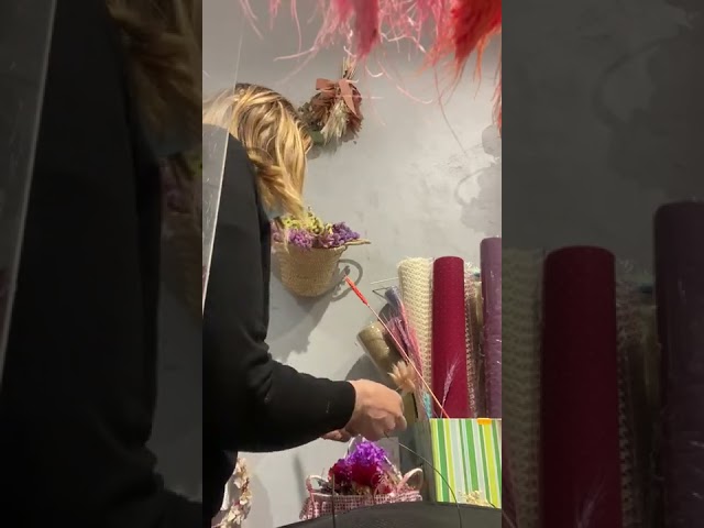 Vídeo relacionado con Miro Boho Chic - Sombrero Ibiza Medio. Practica y Chic Pamela de ala Media realizado en Rafia de Madagascar. Pamelas para Bodas y Tocados Sombrero Playa Mujer Paja Madrina Boda (Caram)