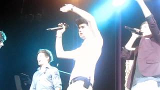 preview picture of video 'Zayn and Liam waving-Susquehanna Bank Center'