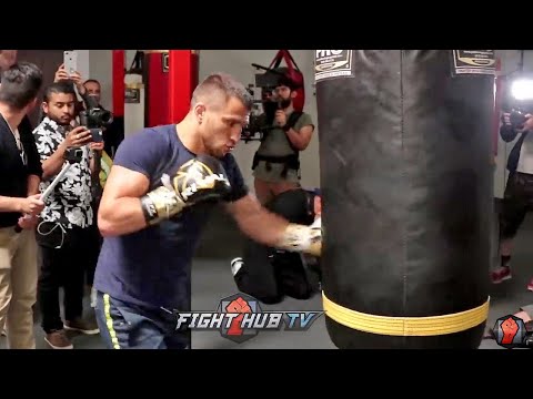 VASYL LOMACHENKO THROWING BEAUTIFUL HOOKS ON HEAVY BAG AS HE TRAINS FOR JORGE LINARES