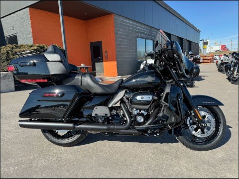 2024 Harley-Davidson<sup>®</sup> Ultra Limited Vivid Black