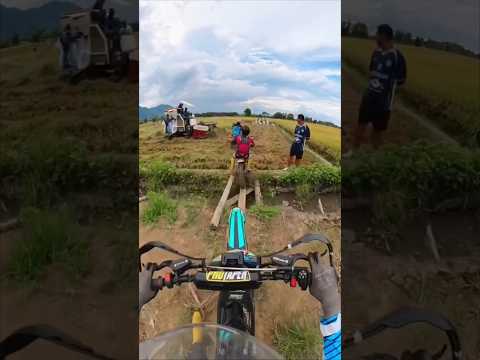 Skill Tukang Ojek Gabah ini Tidak Kalah Dari Driver Motor Trail #motortrail #motorcross #kreatif