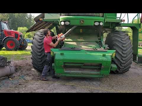 Poranny serwis kombajnu John Deere - dmuchanie resztek słomy