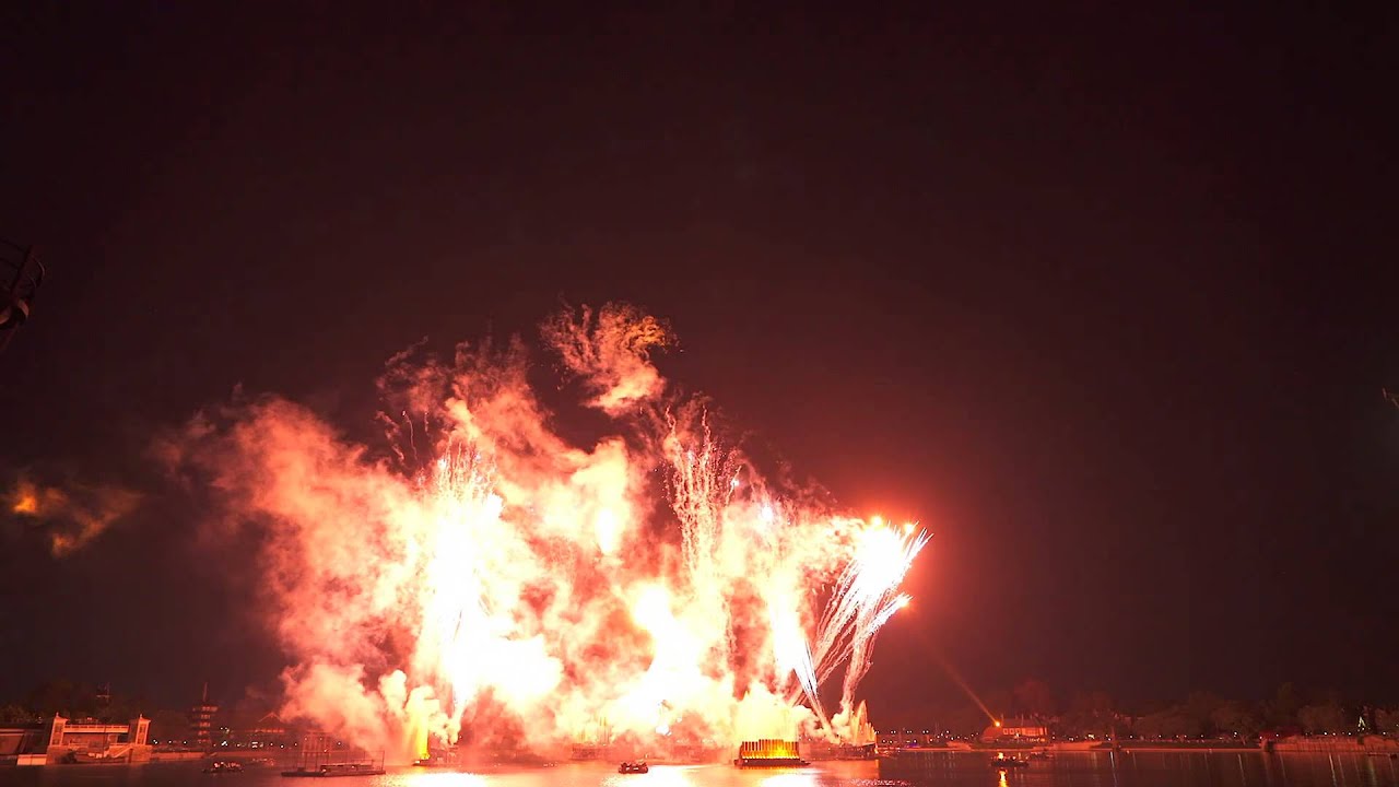 IllumiNations Reflections of Earth with Peace on Earth Finale 2015