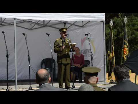 Ats. pulkininkas Arūnas Dudavičius skaito eilėraštį „Mes mokėsim numirt“