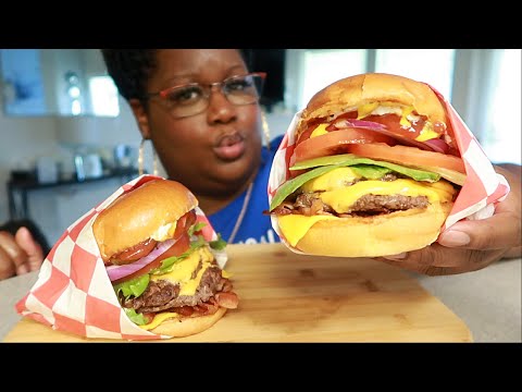 BACON DELUXE CHEESEBURGER COOKING AND EATING
