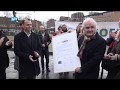 Buurtbewoners maken symbolische grensovergang voor gemeentehuis Hilversum