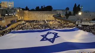 ביום ירושלים ה־58, בלב העיר המאוחדת, דגל ישראל מתנופף – והשירה פורצת: "חזו את ירושלים, כאילו מה..."