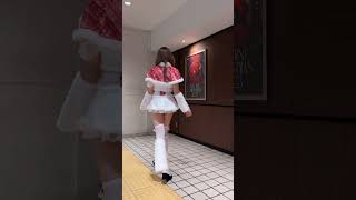 かわいいミニスカのエロサンタコスプレでクリスマスの街をお出かけ❤️