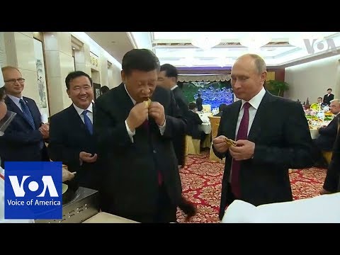 Russia's Putin and China's Xi Jinping learn to make Chinese dumplings | VOANews
