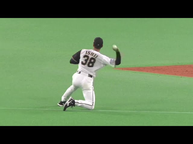 【5回表】リストの強さが光る!! ファイターズ・石井一成 ダイビングキャッチからの好スローイング!! 2022年9月19日 北海道日本ハムファイターズ 対 千葉ロッテマリーンズ