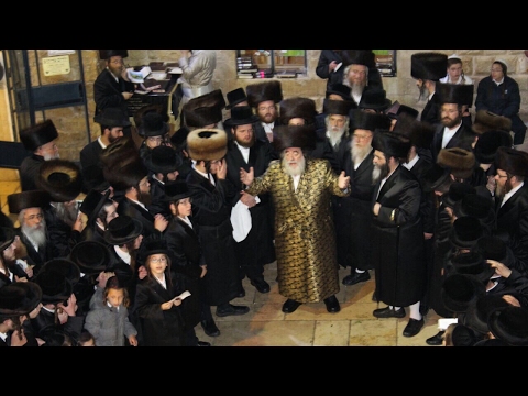 Vizhnitzer Rebbe In Meron On Moitzei Shabbos Ahead Of Lag B'Omer