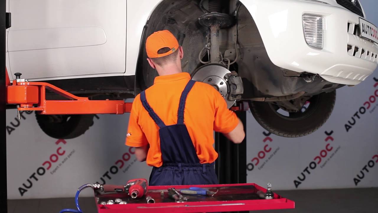 Kaip pakeisti Toyota RAV4 II vairo traukės antgalio - keitimo instrukcija