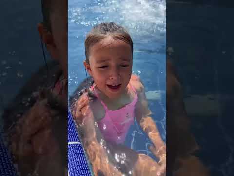 Jak Nauczyć😱 Siostrę Pływać?! #shorts #yototoys