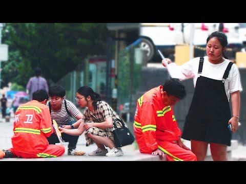 環衛工街頭因低血糖暈倒，沒想到有小伙將他一把抱起！