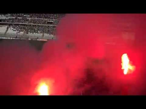 "Fverza Oriente incendiando la tribuna." Barra: Fverza Oriente &bull; Club: Sporting Cristal