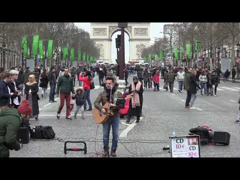 Youri Menna sur les Champs Élysées.