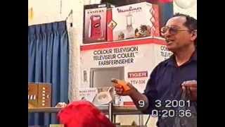 תחרות תחפושות פורים  2001 והגרלת פרסים (ידידנו היקר משה רצון ז"ל) - התמונה מוצגת ישירות מתוך אתר האינטרנט יוטיוב. זכויות היוצרים בתמונה שייכות ליוצרה. קישור קרדיט למקור התוכן נמצא בתוך דף הסרטון