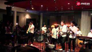Download lagu Tompi - Menghujam Jantung - Perform at RW Lounge jakarta mp3