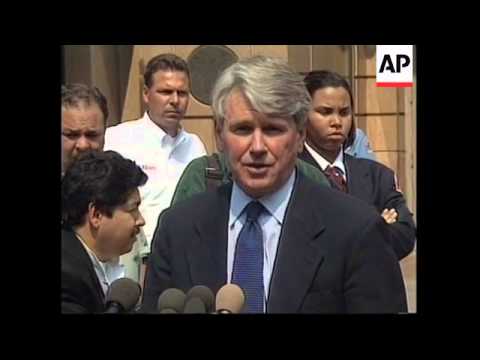 USA: CUBAN BOY ELIAN WRAP