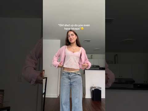 Sleeper build? 🤨🌸 #sleeperbuild #gymgirl #strongwomen #biceps #fitnessmotivation #flex #gym #trend