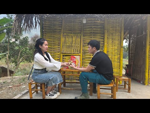 Hoàng was unexpectedly visited by a young businesswoman and hosted a small New Year's celebration.