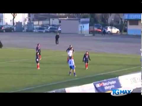 Calcio: una scarpa rosa per Evelin