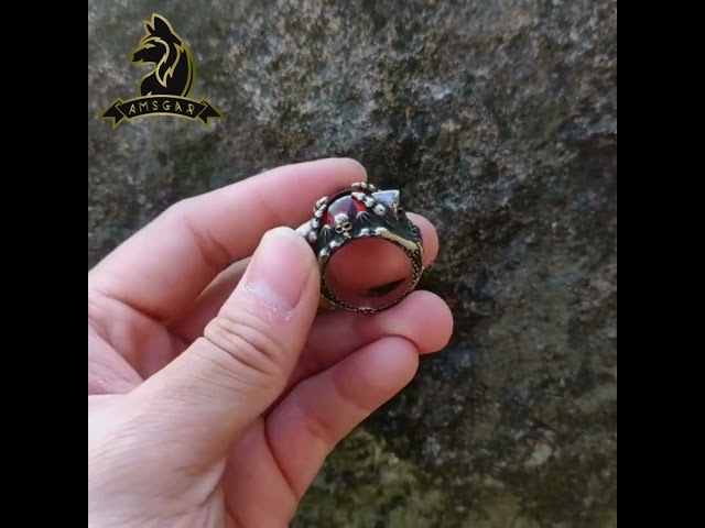 Vídeo relacionado con VANZACK Anillo De Gema Roja Con Garra De DragóN Para Hombre DiseñO Punk EstéTico Joyería Creativa Para Fiesta Cosplay Y Uso Diario